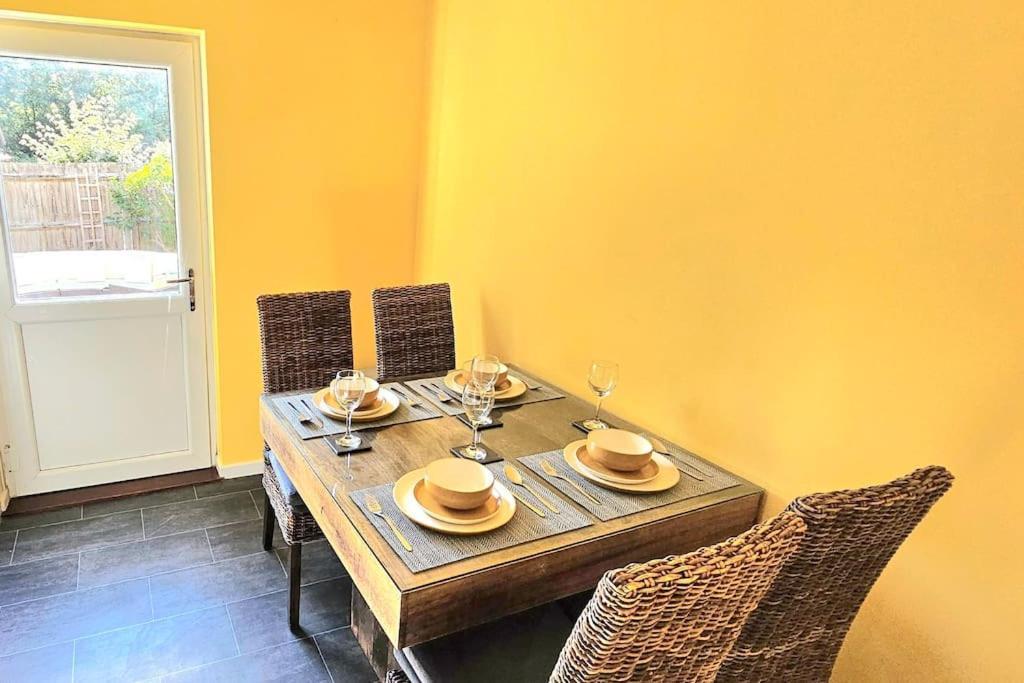 Cozy 3-Bed House Near Willen Lake With Garden Milton Keynes Exterior photo