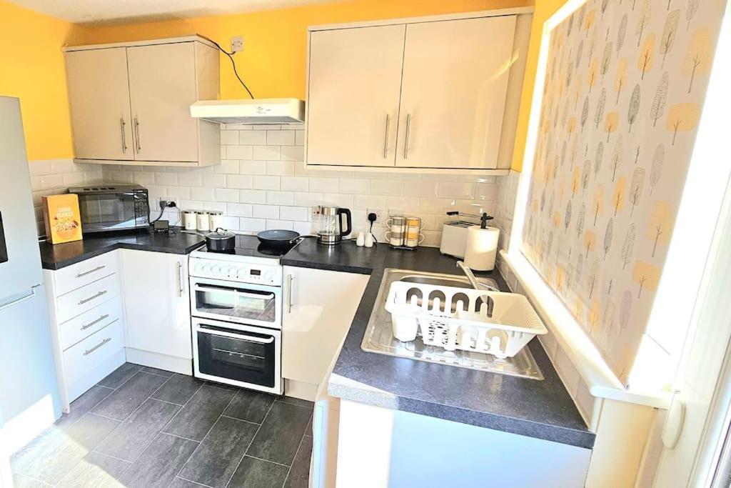 Cozy 3-Bed House Near Willen Lake With Garden Milton Keynes Exterior photo