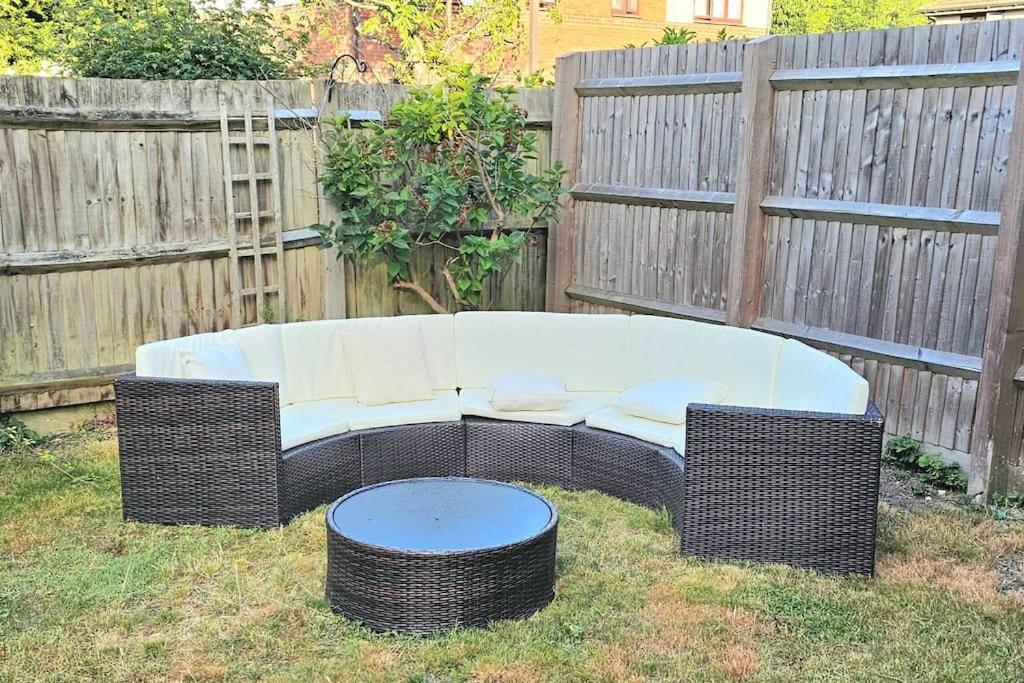 Cozy 3-Bed House Near Willen Lake With Garden Milton Keynes Exterior photo
